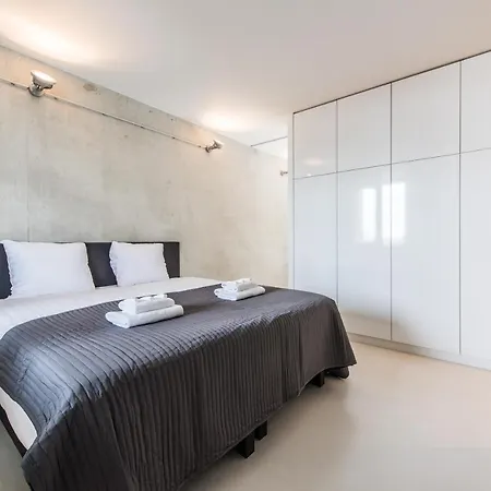 Modern And Stylish In The Houthaven *